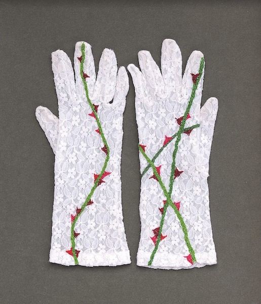 Annemie Lieder, Beatrix Jones Farrand, 2011 Bestickte Handschuhe, 40 x 35 cm, Creditline: Annemie Lieder Atelier - Fotocredit: Ruedi Weiss 